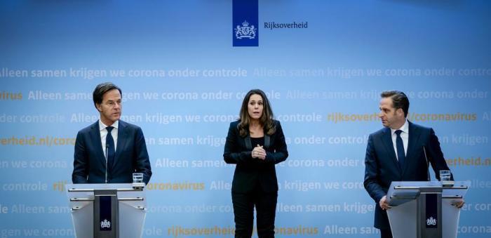 Der zurücktretende niederländische Premierminister Mark Rutte (L) und der Minister für Gesundheit, Soziales und Sport Hugo de Jonge (R) während einer Pressekonferenz in Den Haag. Foto: epa/Bart Maat