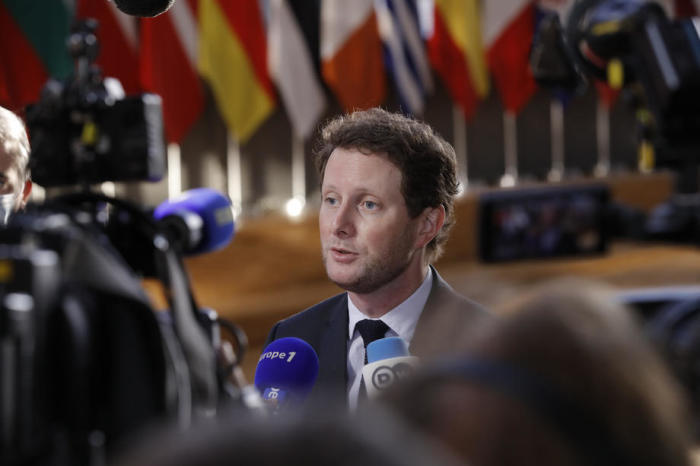 Der französische Minister für europäische Angelegenheiten, Clement Beaune, spricht zu Journalisten, als er zu einer Tagung des Ministerrats für europäische Angelegenheiten in Brüssel eintrifft. Foto: epa/Olivier Hoslet