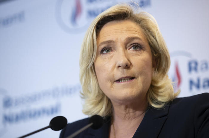 Die rechtsextreme Parteivorsitzende des Rassemblement National (RN), Marine Le Pen, gibt ein Statement in der Parteizentrale in Nanterrre bei Paris ab. Foto: epa/Ian Langsdon