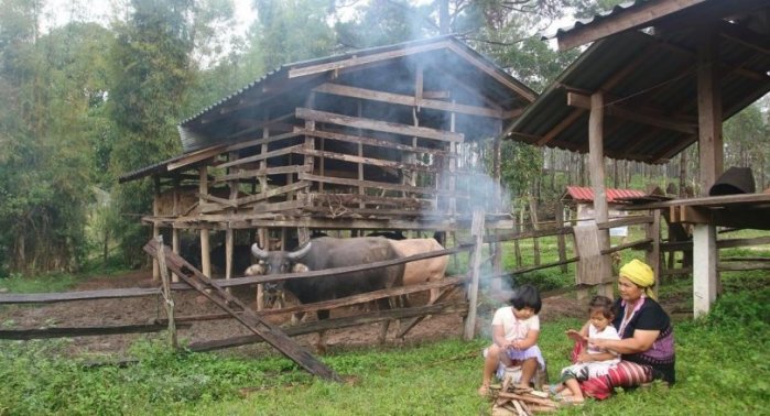 Dorfbewohner wärmen sich an einer Feuerstelle. Foto: The Nation
