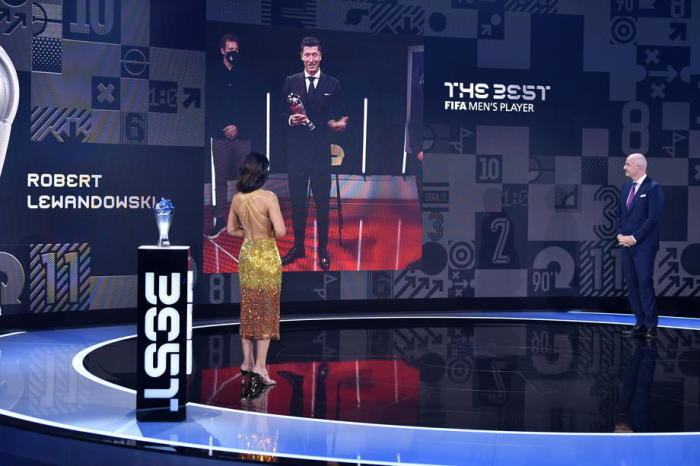 Der FIFA-Präsident Gianni Infantino spricht mit dem Gewinner des Preises für den besten FIFA-Spieler der Männer 2021, Robert Lewandowski. Foto: epa/Harold Cunningham