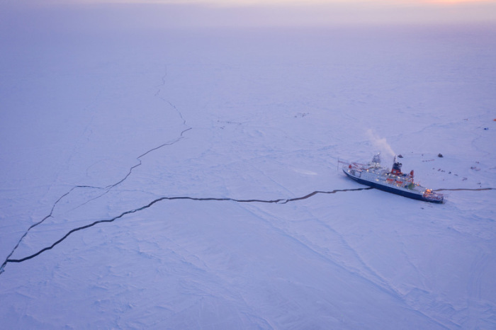 Das Forschungsschiff Polarstern liegt eingefrohren im Eis der Zentralarktis. Foto: Manuel Ernst/Alfred-wegener-institut, Helmhol/dpa
