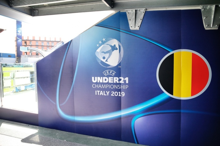 Das Logo der Fußball-U21-EM 2019 ist an einer Tribünenwand am Mapei Stadium – Città del Tricolore zu sehen. Foto: Bruno Fahy/Belga/dpa