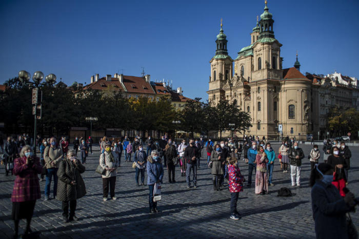 Messe im Freien auf dem Prager Altstädter Ring inmitten des Coronavirus. Foto: epa/Martin Divisek