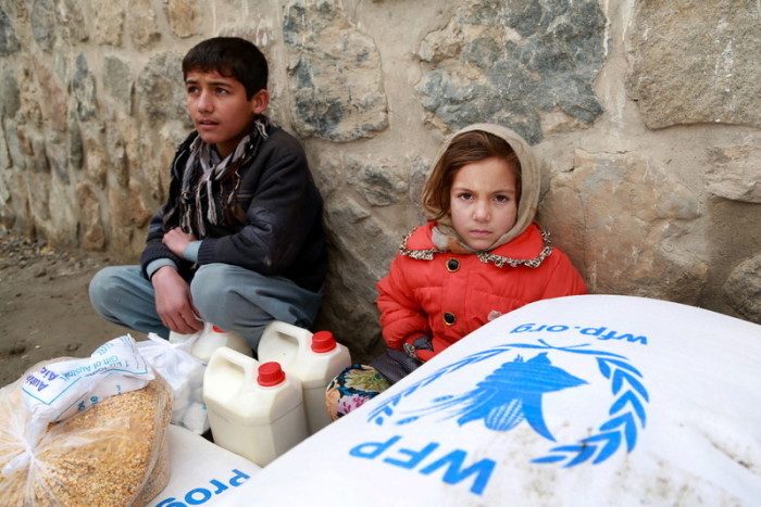 Afghanische Kinder erhalten vom Welternährungsprogramm (WFP) bereitgestellte Winterhilfsgüter in Kabul. Foto: epa/Hedayatullah Amid