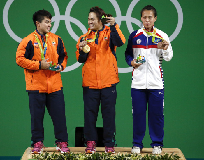 Silbermedaillengewinnerin Pimsiri Sirikaew aus Thailand (l.), Goldmedaillengewinnerin Sukanya Srisurat aus Thailand (M.) und Bronzemedaillengewinnerin Kuo Hsing-Chun aus Taiwan (r.). Foto: epa/Larry W. Smith