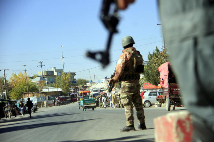 Afghanisches Sicherheitspersonal bewacht einen Kontrollpunkt in Ghazni. Foto: epa/Sayed Mustafa