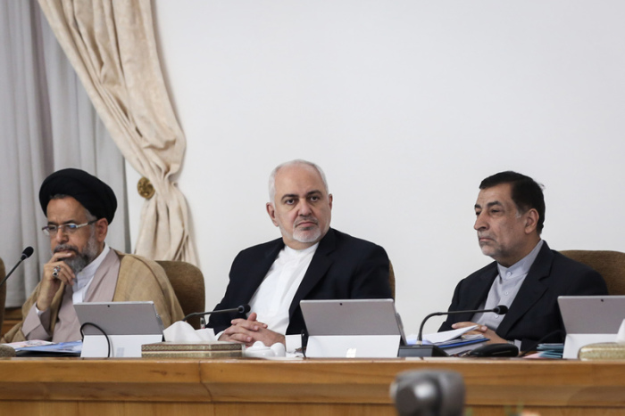 Dieses von der iranischen Präsidentschaft zur Verfügung gestellte Foto zeigt Mohammed Dschawad Sarif (M), Außenminister des Irans, der an einer Kabinettssitzung teilnimmt. Foto: -/Iranian Presidency /dpa