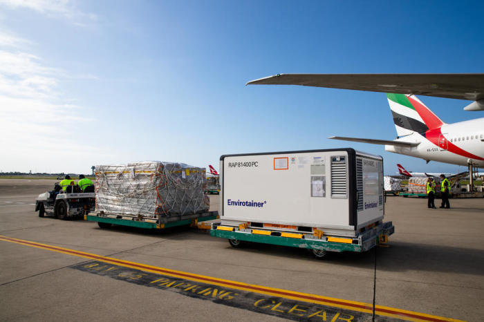 Die erste Australische Lieferung von AstraZeneca COVID-19 Impfstoffen wird am Sydney International Airport aus einem Flugzeug entladen. Foto: epa/Edwina Pickles