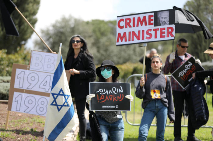 Israelische Linksaktivisten protestieren gegen die  Regierung. Foto: epa/Abir Sultan