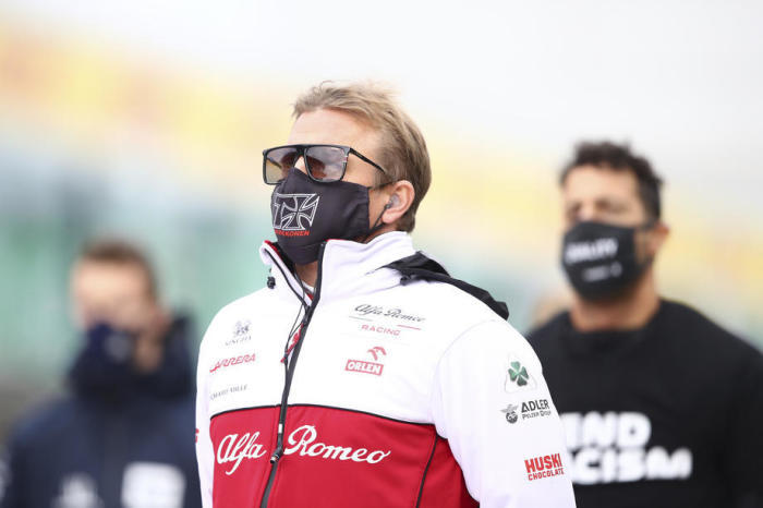 Kimi Räikkönen von Alfa Romeo Racing trägt vor dem Großen Preis der Formel 1 Eifel 2020 in der Startaufstellung eine Gesichtsschutzmaske. Foto: epa/Bryn Lennon / Schwimmbad