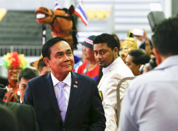 „Es ist jetzt nicht der Zeitpunkt, mit Kritik einen bereits weit vorangeschrittenen Versöhnungsprozess zu behindern!“ Thailands Landeschef Prayuth Chan-o-cha geht gegen lautstarke Kritiker in der Presse vor.