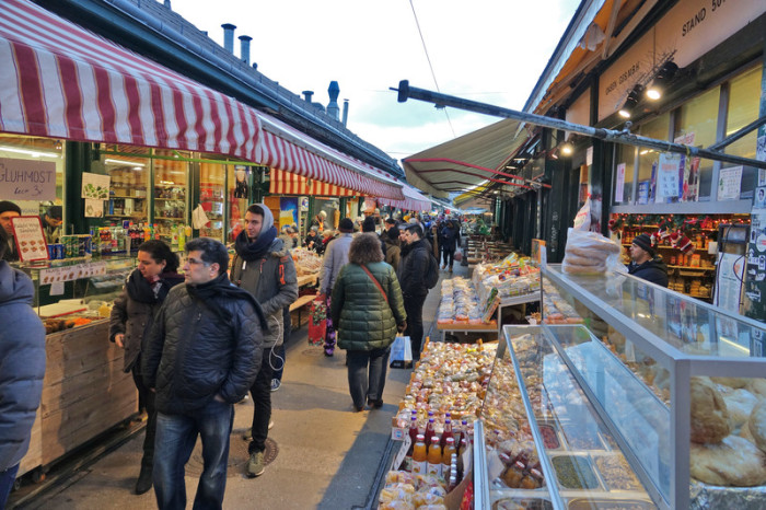 Touristen auf dem Wiener Naschmarkt. Foto: epa/Mauritz Anti