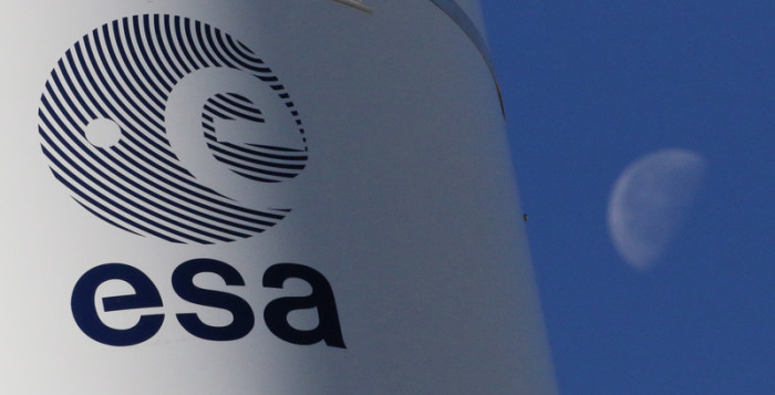 Blick auf den Mond neben einem Logo der Europäischen Raumfahrtagentur ESA auf dem Internationalen Astronautenkongress IAC in Bremen. Foto: epa/Focke Strangmann