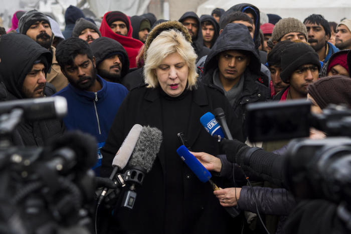 Dunja Mijatovic, die Menschenrechtskommissarin des Europarates, spricht mit Migranten und Journalisten während eines Wintertages. Foto: epa/Jean-christophe Bott
