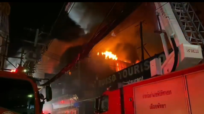 Im geschlossenen Nashaa Nightclub in Pattayas Walking Street brach Sonntagnacht ein Brand aus. Fotos: Sophon Cable