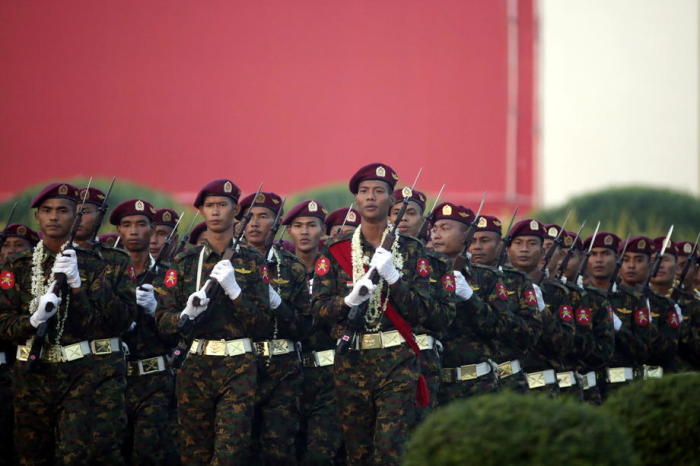 Soldaten aus Myanmar marschieren während einer Parade in Naypyitaw. Symbolfoto: epa/Hein Htet