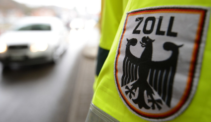 Ein Zöllner steht an der deutsch-schweizerischen Grenze und kontrolliert Autos in Gottmadingen. Foto: epa/Patrick Seeger