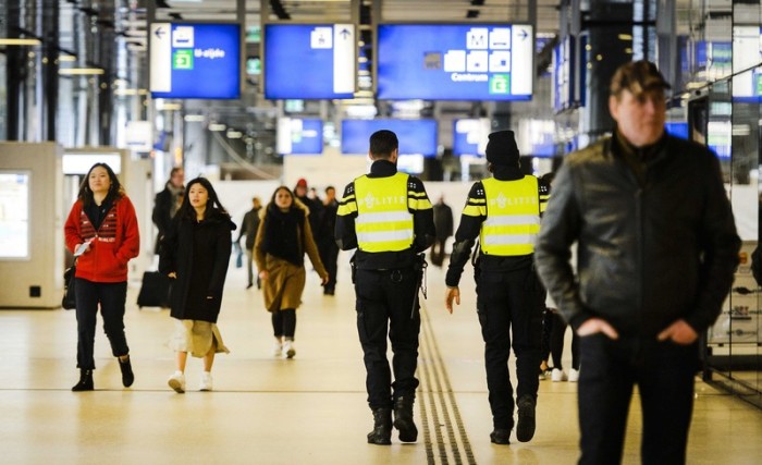 Sicherheitskräfte am Amterdamer Flughafen haben einen Streik angekündigt. Foto: epa/Remko De Waal