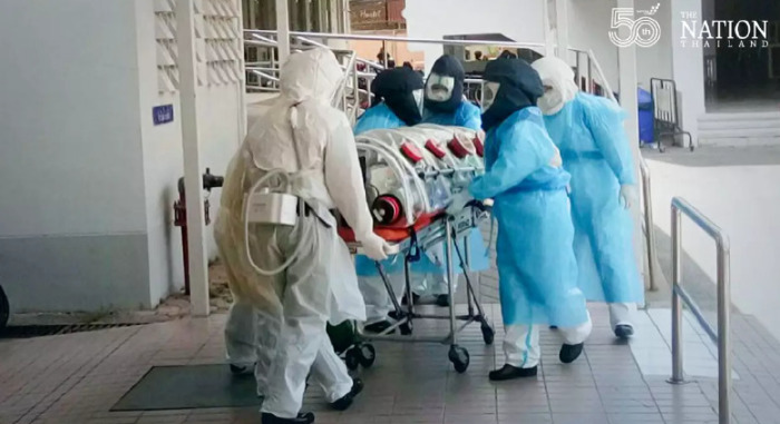 Ein Covid-19-Patient wird in ein Bangkoker Krankenhaus zur medizinischen Behandlung eingeliefert. Foto: The Nation