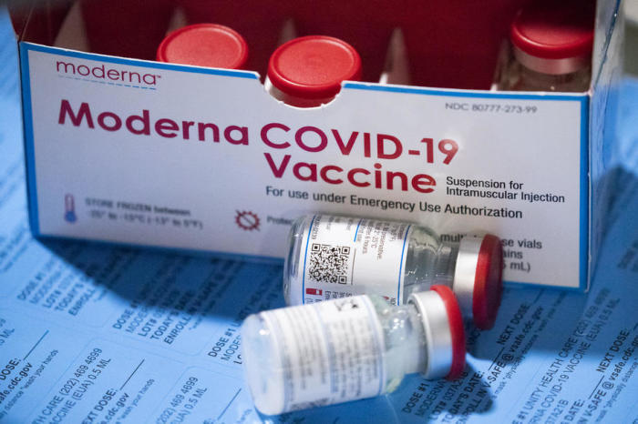 Eine Schachtel des Moderna COVID-19-Impfstoffs wird bei einer von Unity Health Care veranstalteten Massenimpfung eingesetzt. Foto: epa/Michael Reynolds