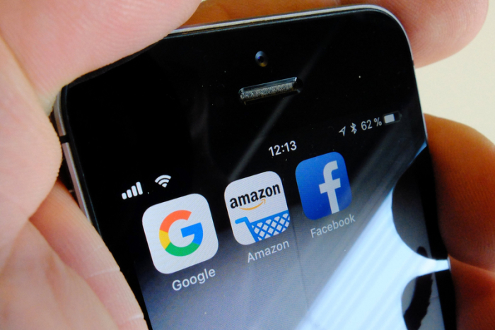 Die Logos der US-Internetkonzerne Google (l-r), Amazon und Facebook sind auf dem Display eines iPhone zu sehen. Foto: Stefan Jaitner/Dpa 