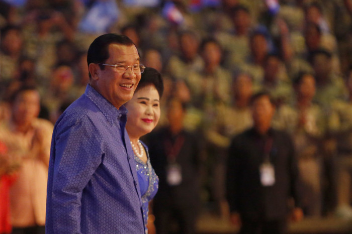 Der kambodschanische Premierminister Hun Sen (l.) und seine Frau Bun Rany (r.). Foto: epa/Kith Serey