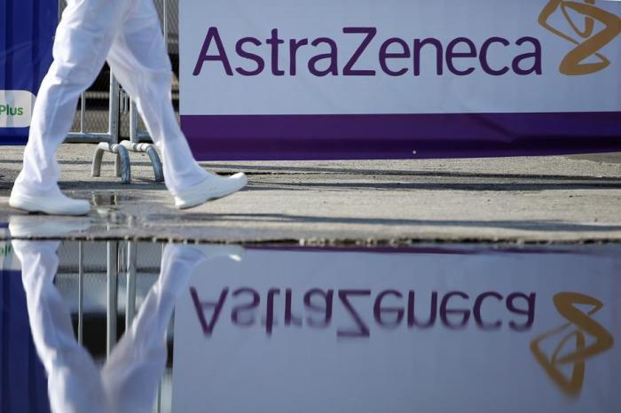 Ärztliches Personal geht während eines Impftages gegen COVID-19 mit dem Impfstoff von AstraZeneca. Foto: epa/Bienvenido Velasco
