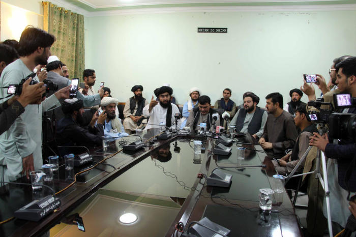 Ahmadullah Muttaqi (M-L), Taliban-Direktor für Information und Kultur, spricht mit Journalisten. Foto: epa/Stringer