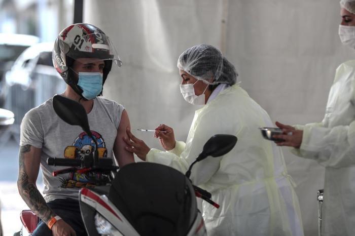 Sao Paulo beginnt 34-stündige Kampagne zur vollständigen Impfung von Erwachsenen. Foto: epa/Sebastiao Moreira