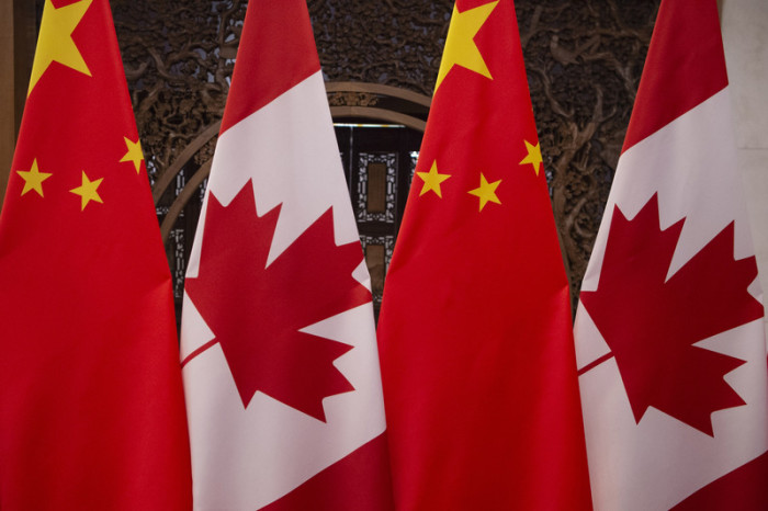 Chinesische und kanadische Nationalflaggen als Zeichen der Freundschaft beider Länder. Foto: epa/Fred Dufour