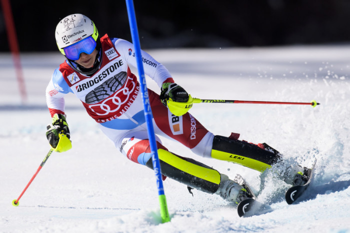 Wendy Holdener aus der Schweiz räumt ein Tor während der Slalom Teil der Frauen Alpine Combined Veranstaltung der FIS Ski Alpin World Cup in Crans-Montana. Foto: epa/Jean-christophe Bott