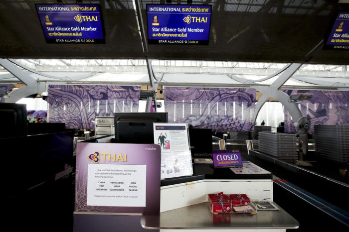 Geschlossener Check-in-Schalter der thailändischen Fluggesellschaft Thai Airways International am Bangkoker Suvarnabhumi International Airport. Foto: epa/Diego Azubel