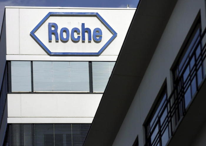 Logo des Schweizer Pharmaunternehmens Roche am Hauptsitz in Basel. Foto: epa/Steffen Schmidt