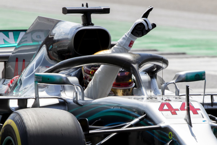 Der britische Formel-1-Pilot Lewis Hamilton von Mercedes AMG GP begrüßt seine Fans, nachdem er die Pole Position eingenommen hat. Foto: epa/Valdrin Xhemaj
