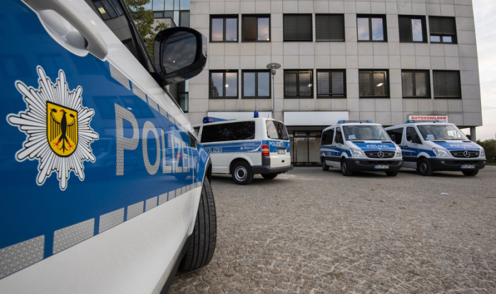 Fahrzeuge der Bundespolizei stehen bei einer Razzia vor einem Bürogebäude in der Region Hannover. Foto: Julian Stratenschulte/dpa