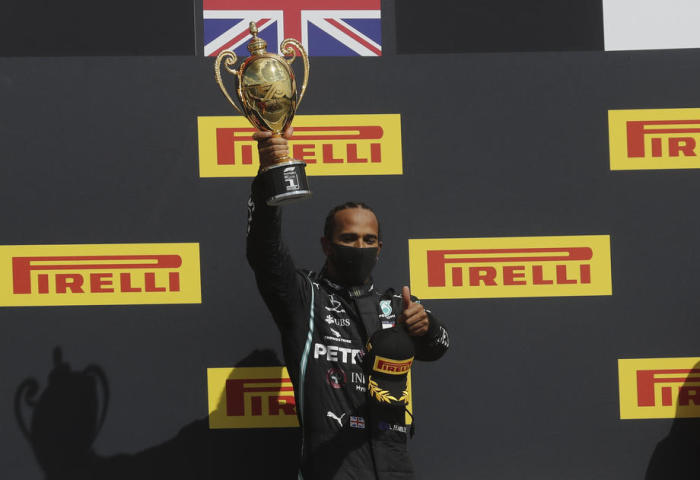 Lewis Hamilton von Mercedes-AMG Petronas, britischer Formel-1-Pilot, hebt die Trophäe nach dem Gewinn des Großen Preises der Formel 1 im Jahr 2020 in die Höhe. Foto: epa/Frank Augstein