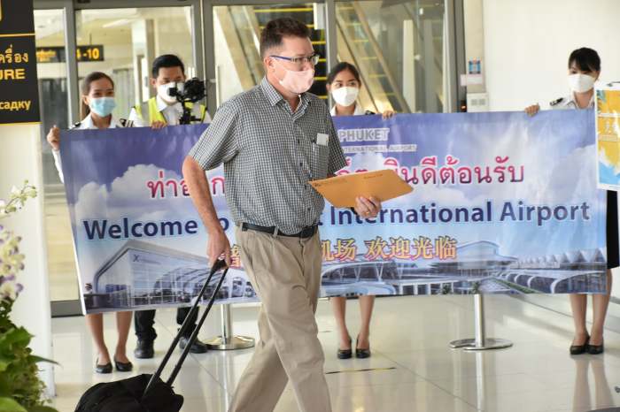 Sandbox-Reisender bei Ankunft am internationalen Flughafen Phuket. Foto: Tourism Authority Of Thailand