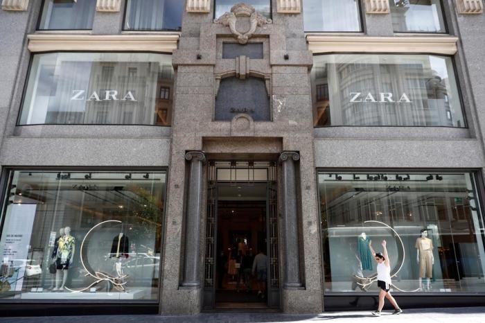 In Madrid geht eine Frau an einem Zara-Laden vorbei.Foto: epa/Mariscal