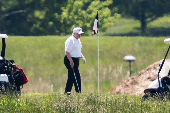 US-Präsident Donald J. Trump, mit weißem Hut und weißem Polohemd, spielt Golf im Trump National Golf Club in Sterling, Virginia.