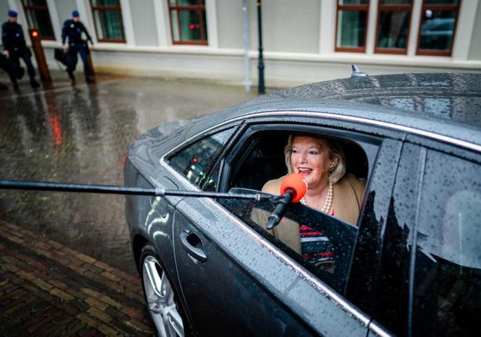 Die niederländische Staatssekretärin für Sicherheit und Justiz Ankie Broekers-Knol spricht in Den Haag aus einem Fahrzeug heraus mit Medienvertretern. Foto: epa/Bart Maat
