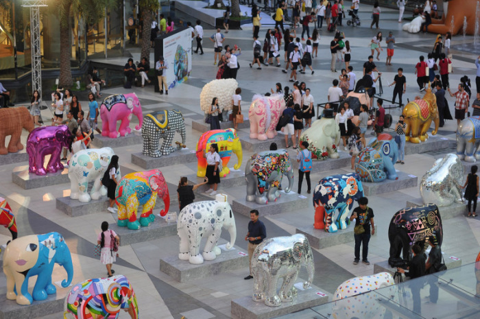 Die 88 künstlerisch gestalteten Elefanten-Skulpturen sind bunt oder lustig und sollen zum Tierschutz anregen. Foto: Elephant Parade Bangkok