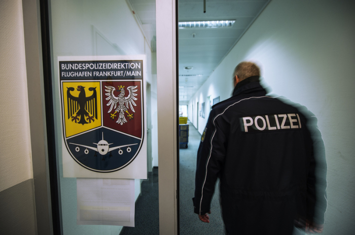 Ein Beamter der Bundespolizei betritt die Räume der «Zentrale Rückführung», aufgenommen auf dem Flughafen bei der Bundespolizei. Foto: Andreas Arnold/Dpa
