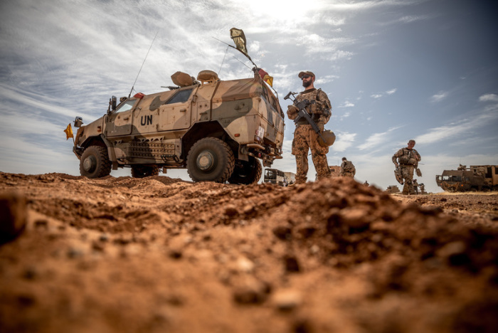 Ein Soldat der Bundeswehr steht am Flughafen nahe des Stützpunktes in Gao im Norden Malis. Foto: Michael Kappeler/dpa
