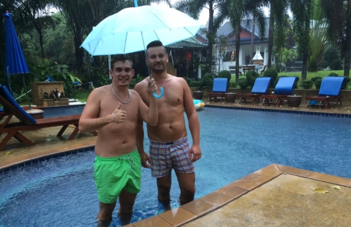 Dominik (links) und sein Kumpel Kevin aus München am Pool ihres Resort bei Lamai: Silvester Verbrennungen durch das Vollmondparty-Feuerwerk, nun Schwimmhäute durch den Regen.
