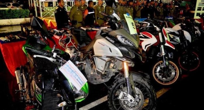 Bei dem nächtlichen Einsatz beschlagnahmte die Polizei die Motorräder von Jugendlichen, die sich ein illegales Straßenrennen liefern wollten. Foto: The Nation