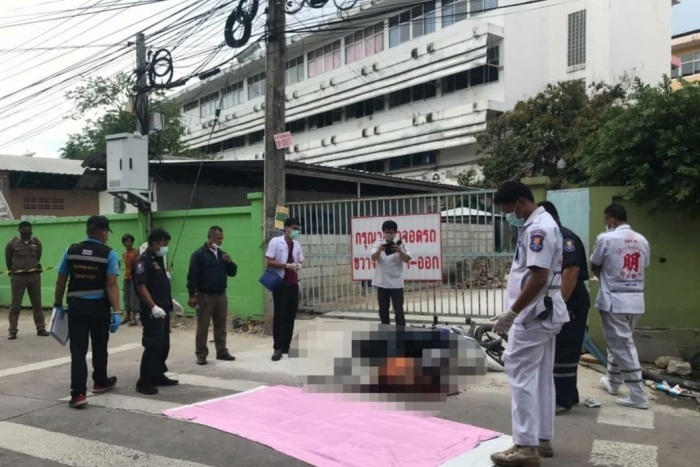 Beamte der Mordkommision der Polizeistation Pattaya auf Spurensuche am Tatort. Foto: Thiwakorn Kritsamani