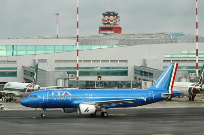Das erste Flugzeug von ITA Airways mit der neuen blauen Lackierung vor dem Start vom Flughafen Rom Fiumicino nach Mailand. Foto: epa/Telenews