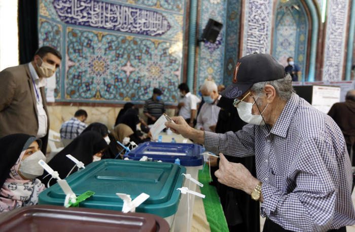 Iranische Wähler geben ihre Stimmen in einem Wahllokal während der Präsidentschaftswahlen in Teheran ab. Foto: epa/Abedin Taherkenareh
