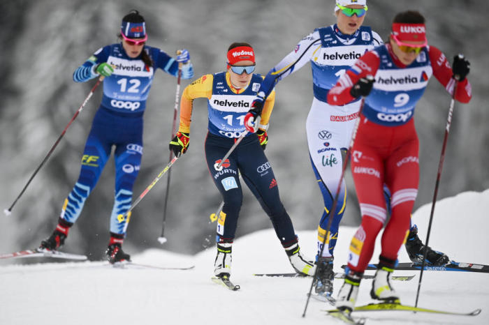 Katharina Hennig (C) aus Deutschland in Aktion während des 10km Freistil-Verfolgungsrennens der Frauen auf der dritten Etappe der Tour de Ski in Tschierv. Foto: epa/Gian Ehrenzeller